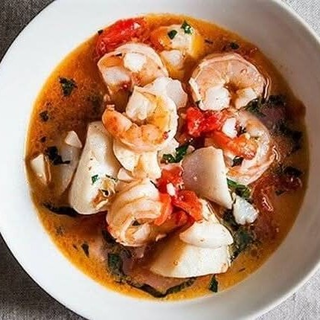 CALDO DE PESCADO CON CAMARÓN